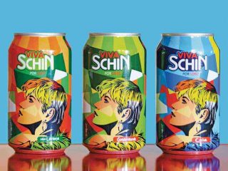 Viva Schin gives Xuxa a Lobo’s artwork as a present