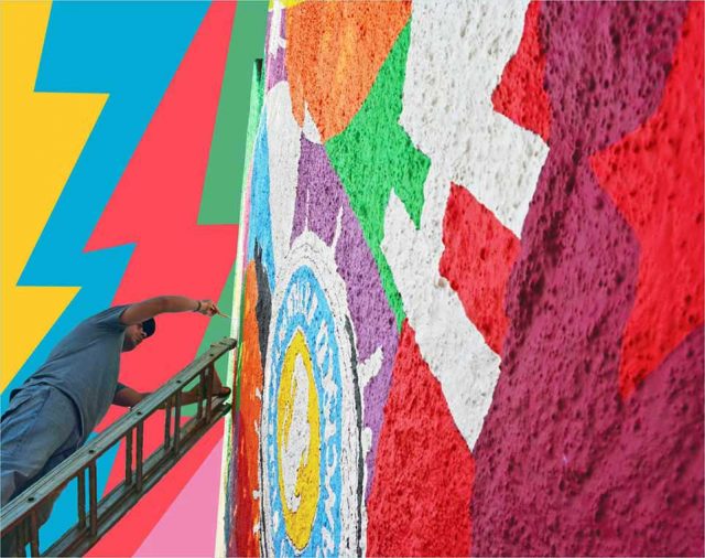 Artist paints mural Los Angeles