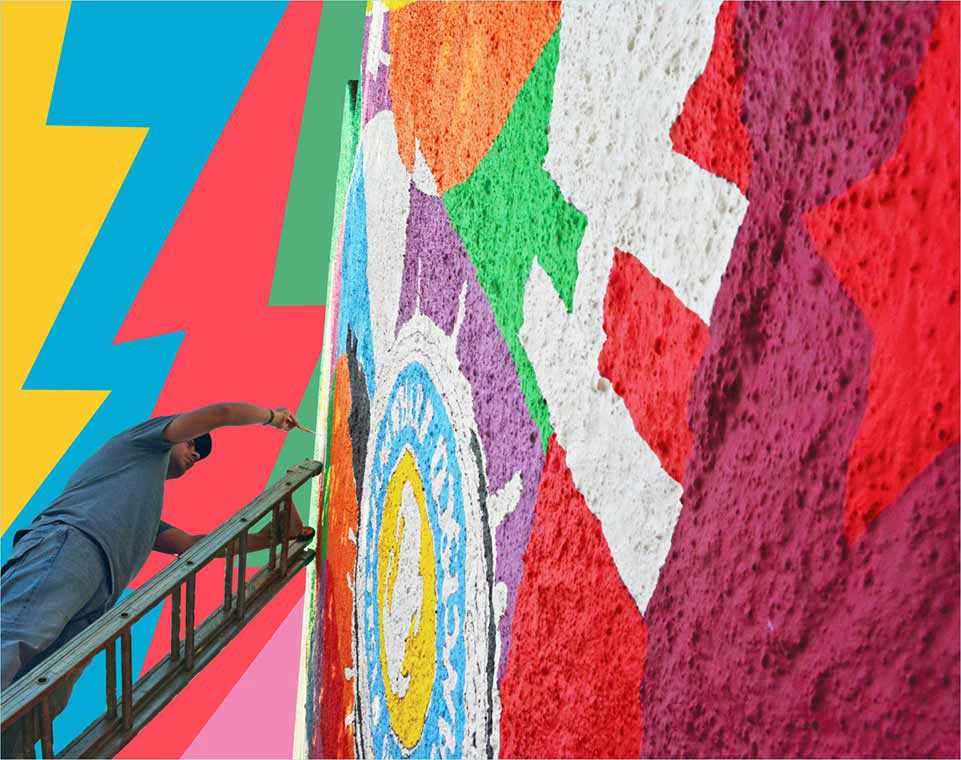 Artist paints mural Los Angeles